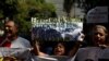ARCHIVO - La gente protesta frente al hospital de niños J. M. de los Ríos, en Caracas, Venezuela, en marzo de 2020. 
