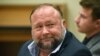 Sandy Hook: Sube cifra que Alex Jones debe pagar a familias