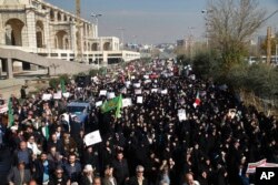 Manifestantes iraníes protestan en Teherán. Dic. 30 de 2017.