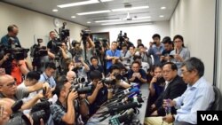 林榮基記者會引起香港本地及國際傳媒高度關注，記者會場地"逼爆"。(美國之音 湯惠芸攝)