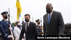 Міністр оборони США Ллойд Остін зустрічає президента України Володимира Зеленського у Пентагоні під час візиту Зеленського до США, 31 серпня 2021 REUTERS/Kevin Lamarque