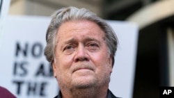 El ex estratega de la Casa Blanca Steve Bannon hace una pausa al salir de la corte federal el viernes 22 de julio de 2022 en Washington.