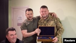 Presidenti ukrainas Volodymyr Zelenskyy dhe gjenerali Valerii Zaluzhnyi, komandanti i forcave të armatosura të Ukrainës, 27 korrik, 2023.