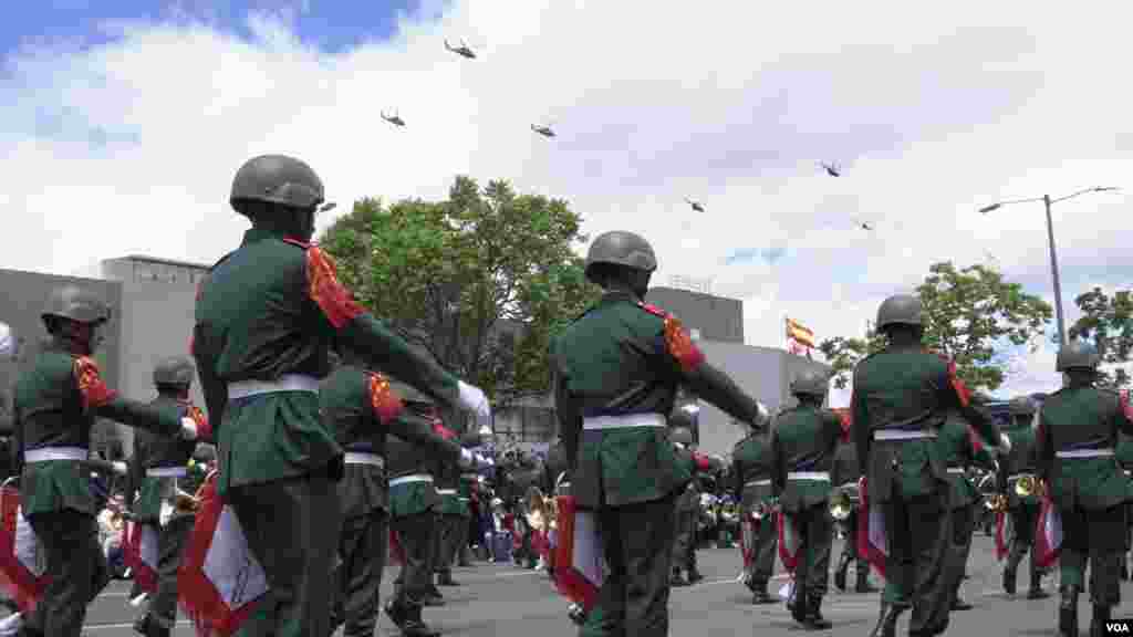 Este tradicional evento, que cada año se convierte en un plan familiar, en esta versión contará con una completa demostración de capacidades de las tropas de tierra, mar, río y aire que día a día trabajan por la defensa, seguridad y bienestar del país a lo largo y ancho de la geografía nacional. FOTO: Johan Reyes, VOA. 