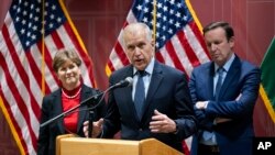 Senatori Thom Tillis duke folur në emër të delegacionit të senatorëve në ambasadën amerikane në Budapest (18 shkurt 2024)