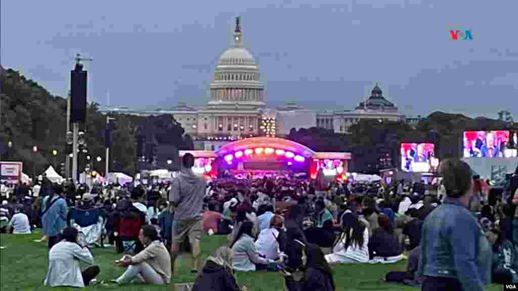 La Alameda Nacional conocida como el National Mall en Washington, DC recibió el viernes 29 de septiembre a miles de visitantes como parte del Festival Mundial de la Cultura. [Foto: Mitzi Macias, VOA].