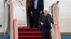 La secretaria del Tesoro de EEUU, Janet Yellen, desciende del avión durante una visita a China en julio de 2023.
