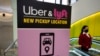 Seseorang berjalan kaki melewati papan petunjuk arah ke area penjemputan Uber dan Lyft di Bandara Internasional Logan, Boston, 9 Februari 2021. (Foto: AP)