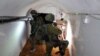 ARCHIVO: Esta foto tomada el 8 de febrero de 2024 durante un recorrido de la prensa organizado por el Ejército israelí, muestra a soldados israelíes dentro de un túnel que según el Ejército era un puesto de mando de Hamás debajo de la sede de UNRWA en la Ciudad de Gaza.