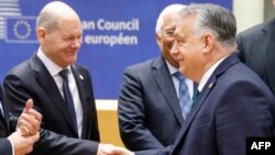 Канцлер Німеччини Олаф Шольц (ліворуч) вітається з прем'єр-міністром Угорщини Віктором Орбаном в Європейській Раді 1 лютого 2024 року