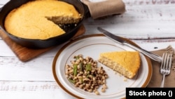 Hoppin' John, elaborado con judías de carita, es una tradición gastronómica tradicional del día de Año Nuevo que se originó en el sur de Estados Unidos. Se supone que el pan de maíz, que es del color del oro, atraiga riquezas.