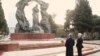 ABŞ-ın Azərbaycandakı səfiri Mark Libbi və Böyük Britaniyanın Azərbaycandakı səfiri Fergus Auld Hüseyn Cavidin abidəsi önündə (Mənbə: ABŞ səfirliyi)