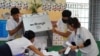 ພວກເຈົ້າໜ້າທີ່ເລືອກຕັ້ງ ນັບບັດເລືອກຕັ້ງ ຢູ່ທີ່ໜ່ວຍເລືອກຕັ້ງແຫ່ງນຶ່ງ ໃນມື້ວັນເລືອກຕັ້ງທົ່ວໄປຂອງກຳປູເຈຍ ໃນນະຄອນຫຼວງພະນົມເປັນ ຂອງກຳປູເຈຍ, ວັນທີ 23 ກໍລະກົດ 2023.
