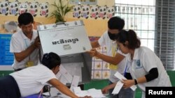 ພວກເຈົ້າໜ້າທີ່ເລືອກຕັ້ງ ນັບບັດເລືອກຕັ້ງ ຢູ່ທີ່ໜ່ວຍເລືອກຕັ້ງແຫ່ງນຶ່ງ ໃນມື້ວັນເລືອກຕັ້ງທົ່ວໄປຂອງກຳປູເຈຍ ໃນນະຄອນຫຼວງພະນົມເປັນ ຂອງກຳປູເຈຍ, ວັນທີ 23 ກໍລະກົດ 2023.
