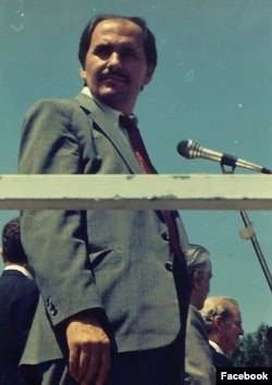 Elez Biberaj serves as a translator for then-U.S. Secretary of State James Baker before a rally of some 300,000 people on June 22, 1991, as Baker, bottom right, congratulated them on throwing off decades of communist rule.