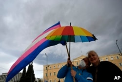 Para pendukung pernikahan sesama jenis berpawai di Lapangan Syntagma di Athena, Kamis, 15 Februari 2024. (Foto: Michael Varaklas/AP Photo)