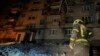 Dalam foto yang disediakan oleh Layanan Darurat Ukraina, seorang petugas pemadam kebakaran memeriksa kerusakan di sebuah gedung apartemen menyusul serangan drone Rusia di Dnipro, Ukraina, Jumat, 23 Februari 2024. (Layanan Darurat Ukraina via AP)