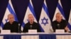 ARCHIVO - De izquierda a derecha, el primer ministro israelí, Benjamin Netanyahu, el ministro de Defensa, Yoav Gallant, y el ministro del gabinete, Benny Gantz, captados durante una conferencia de prensa en la base militar de Kirya, en Tel Aviv, el 28 de octubre de 2023.