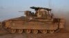 Seorang tentara Israel tampak n di menara kendaraan lapis bajanya di Israel selatan dekat perbatasan Gaza, 16 Februari 2024. (Foto: Tsafrir Abayov/AP Photo)