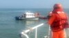 Tuần duyên Đài Loan kiểm tra một tàu bị lật gần đảo Kim Môn hôm 14/2/2024 (Taiwan Coast Guard Administration via AP).