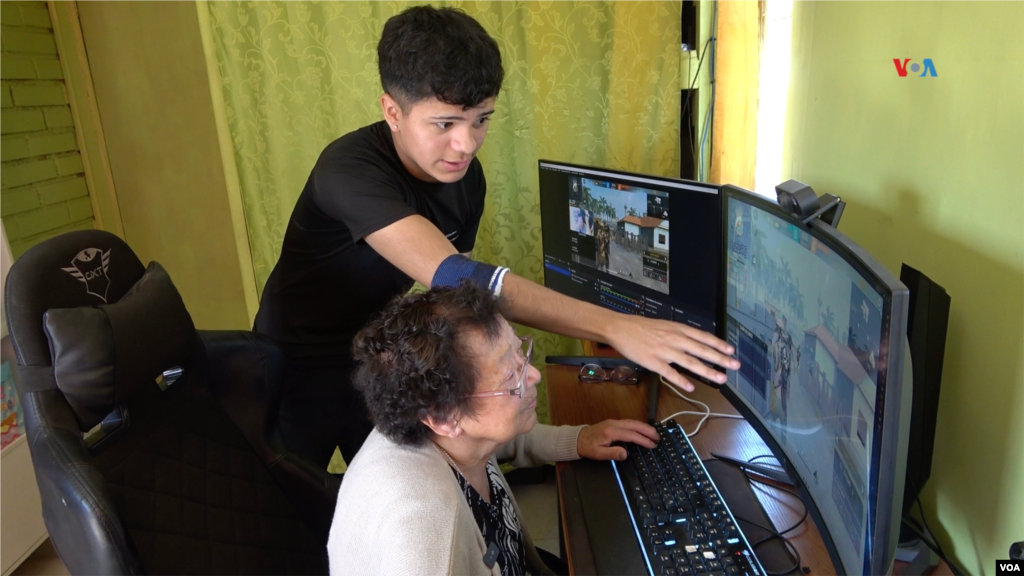 Al igual que un entrenador, Héctor Carrasco le da instrucciones a su abuela sobre qué técnica usar para que no muera en Free Fire, un juego de batalla donde los jugadores son arrojados a una isla para conseguir armas y ganar en equipo.
