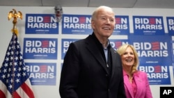 El presidente de EEUU, Joe Biden, a punto de hacer uso de la palabra junto a la primera dama Jill Biden en su sede de campaña en Wilmington, Delaware, el 3 de febrero de 2024.
