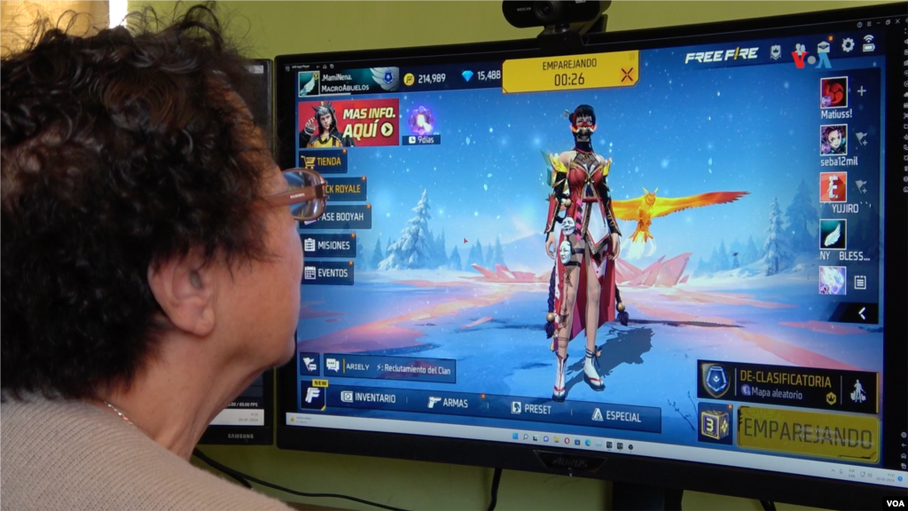 Frente al computador, Mami Nena personifica a su usuario de juego. A su personaje le ha añadido un ave que ha llamado Benito, en recordación a su esposo fallecido.