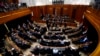 Anggota parlemen Lebanon melakukan pemungutan suara untuk memilih presiden di gedung parlemen di Beirut, Lebanon, Rabu, 14 Juni 2023. (Foto AP/Hassan Ammar)