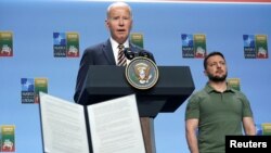 El presidente de Estados Unidos, Joe Biden, habla en un evento con los líderes del G7 y el presidente de Ucrania, Volodymyr Zelenskiy, para anunciar una declaración conjunta de apoyo a Ucrania, mientras se celebra la cumbre de la OTAN en Vilna, Lituania, el 12 de julio de 2023.
