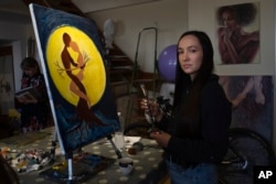 Iryna Farion, cuyo esposo Oleksandr Alimov, un soldado, murió en una batalla con las tropas rusas, pinta un cuadro en un estudio de arte en Kiev, Ucrania, el sábado 3 de junio de 2023.