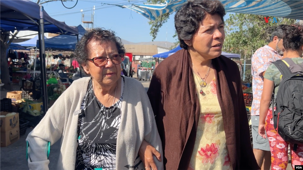 Mami Nena camina por el centro de su ciudad junto a su hija y nieto para hacer las compras del hogar. En el camino vecinos y vecinas la saludan y la reconocen por sus videos jugando Free Fire.