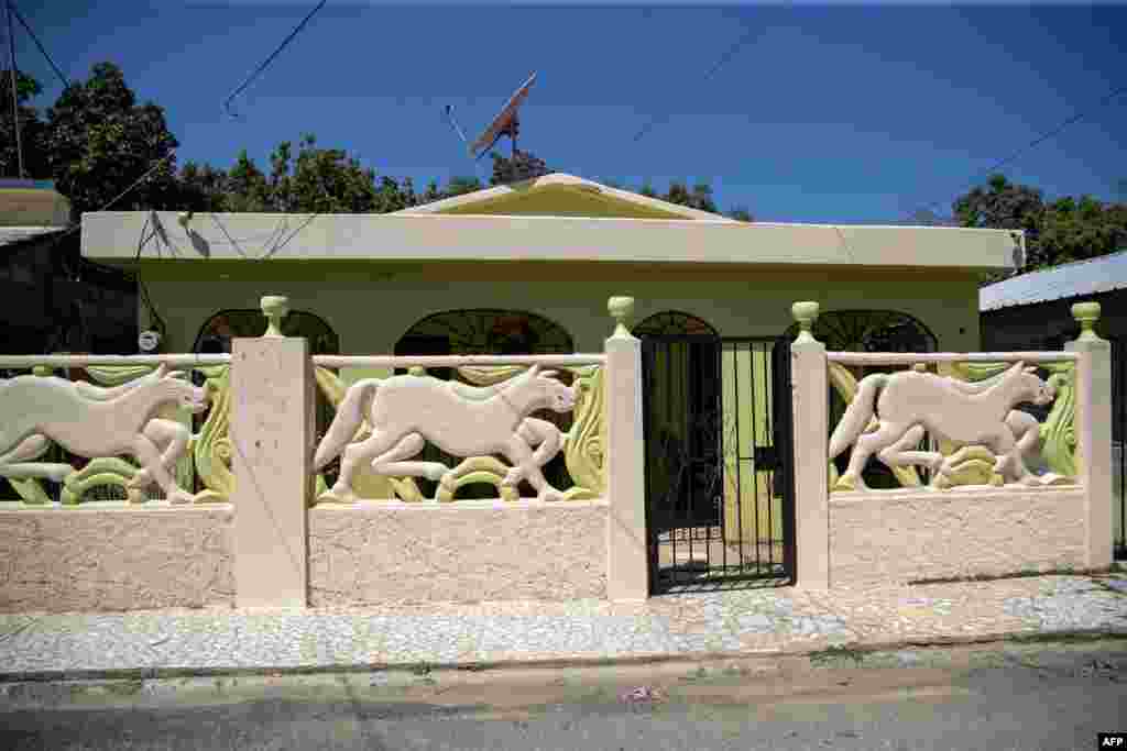 En Dajabón, un municipio fronterizo de República Dominicana, varias casas están siendo demolidas para dar paso al muro. Ahora, en su lugar, se pueden ver las letras MF marcadas con spray rojo. Los habitantes creen que se refiere a &quot;muro fronterizo&quot;.&nbsp;