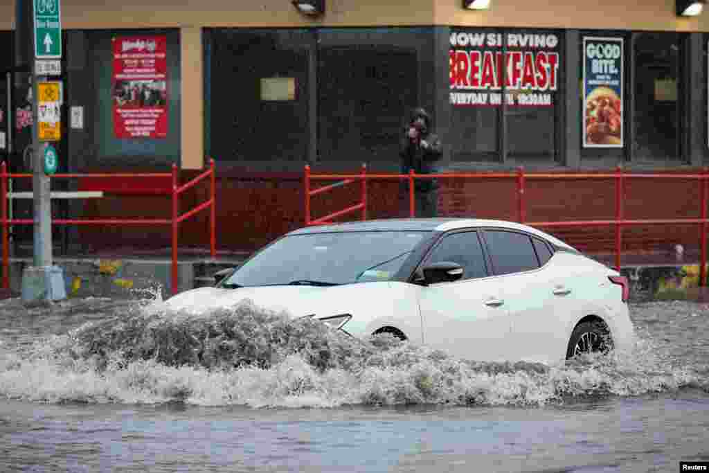 El diluvio del viernes cerró franjas del sistema de metro, inundó algunas calles y carreteras y cortó el acceso a al menos una terminal en el aeropuerto LaGuardia.