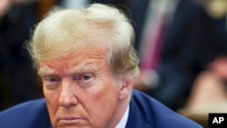 Ish presidenti Donald Trump duke ndjekur argumentat përmbyllëse në gjykatën e Nju Jorkut (11 janar 2024)