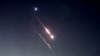 Objetos se observan cayendo en el cielo de Jerusalén después de un ataque iraní con drones y misiles el 14 de abril de 2024.