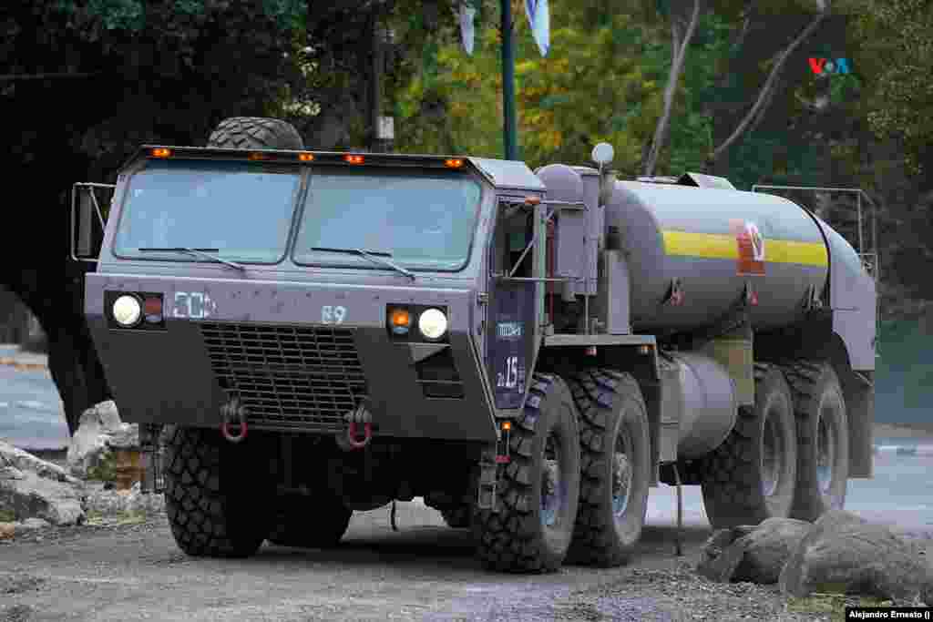 Un camión cisterna de las Fuerzas de Defensa de Israel llega al lugar donde permanece acantonada una brigada de tanques, al norte del país, el 31 de octubre de 2023.&nbsp;