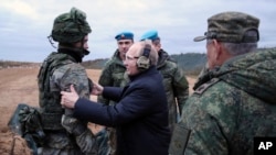 Presidenti rus Putin gjatë një vizite në një bazë ushtarake në Ryzan të Rusisë më 20 tetor 2022.