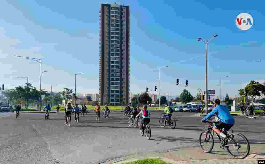 La más reciente encuesta de Movilidad de la Alcaldía de Bogotá indica que en la ciudad se realizan más de 880.367 viajes en bicicleta al día, la mayoría de estos tienen como finalidad ir al trabajo o al lugar de estudio. Esta cifra representa el 7 % del total de viajes en diferentes modos que se hacen en la capital.&nbsp;