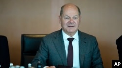 El canciller alemán Olaf Scholz asiste a la reunión del gabinete del gobierno alemán en la cancillería en Berlín, Alemania, el 13 de julio de 2023.