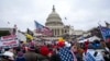Partidarios del presidente Donald Trump se aglomeran frente al Capitolio, Washington, 6 de enero de 2021. Paul Lovely, un exempleado de la Agencia de Seguridad Nacional, fue condenado el 13 de junio de 2023 a dos semanas de prisión por participar en el asalto al Capitolio. 