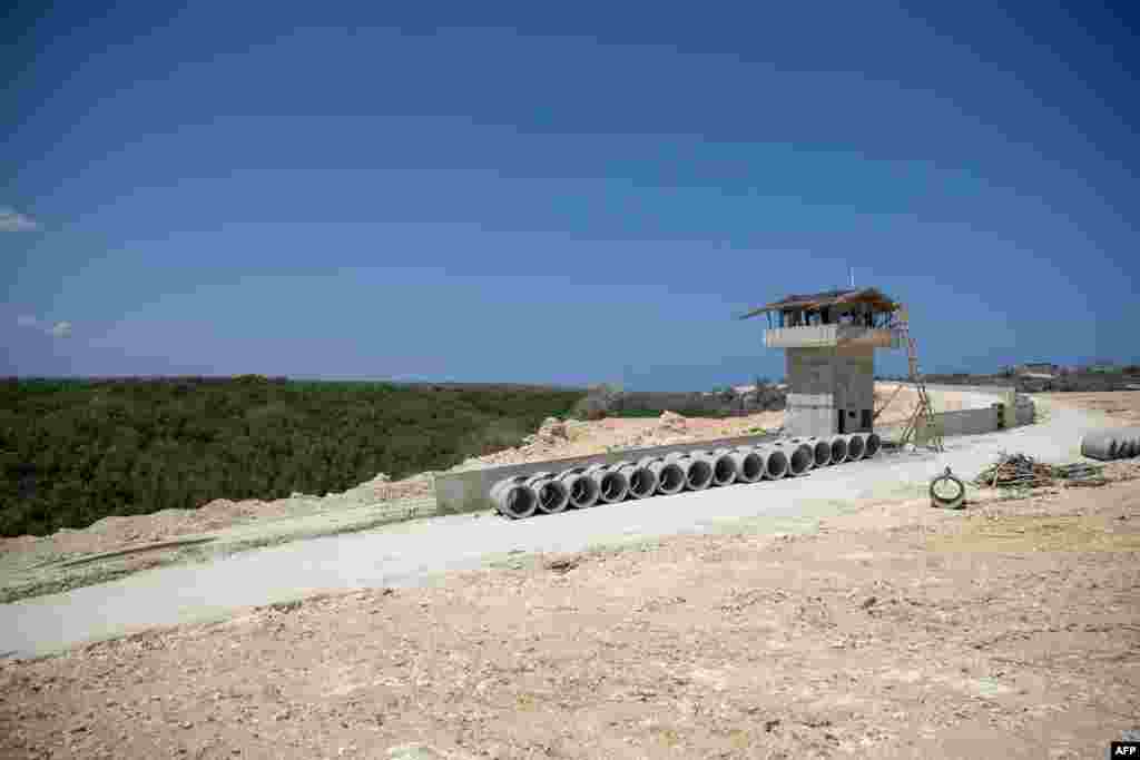La extensión total de la separación será de 391,6 kilómetros, distancia que constituye la linde entre República Dominicana y Haití. Unos 172 kilómetros son de ríos, lagos y arroyos. La topografía puede variar y pasar de 0 a 2000 metros sobre el nivel del mar.&nbsp;
