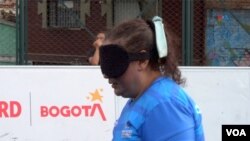 La concentración, los sonidos y el tacto son fundamentales para que las jugadoras puedan orientarse en el espacio de la cancha. [Foto: Juan Hernández, VOA].