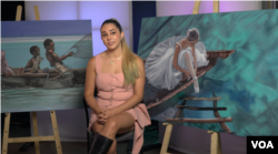 La artista María Esther Panesso con algunas de sus obras durante una entrevista con la Voz de América. FOTO: Johan Reyes, VOA.