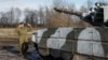 Un militar ucraniano dirige un tanque para reparaciones, en medio del ataque de Rusia a Ucrania, en el norte de Ucrania el 8 de febrero de 2024. REUTERS/Gleb Garanich
​