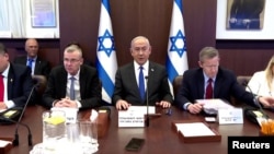 Kryeministri izraelit Benjamin Netanyahu duke njoftuar vendimin
