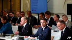 Presidenti francez duke folur në Paris gjatë konferencës për Ukrainën (26 shkurt 2024)