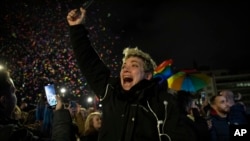 Seorang pendukung pernikahan sesama jenis bersorak saat pawai di Lapangan Syntagma di Athena Yunani, 15 Februari 2024. (Foto: Michael Varaklas/AP Photo)