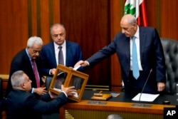 Ketua Parlemen Lebanon Nabih Berri (kanan), memberikan suaranya saat parlemen berkumpul untuk memilih presiden di gedung parlemen di pusat kota Beirut, Lebanon, Rabu, 14 Juni 2023. (AP/Hassan Ammar)