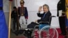 ARCHIVO: El presidente de Ecuador, Guillermo Lasso, en silla de ruedas, saluda a la prensa en el palacio de gobierno el lunes 6 de marzo de 2023. 