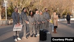 Учасники акції вдягли тюремні роби та заклеїли вуста скотчем.
